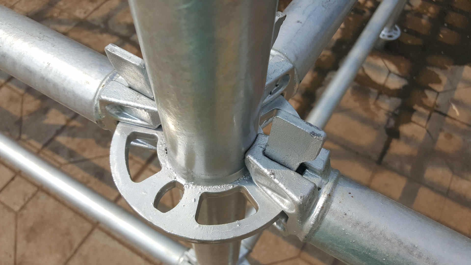 What are the advantages of 8-hole disc scaffolding systems on construction sites?